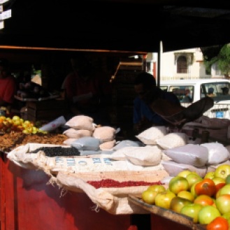 Outdoor Cuban market